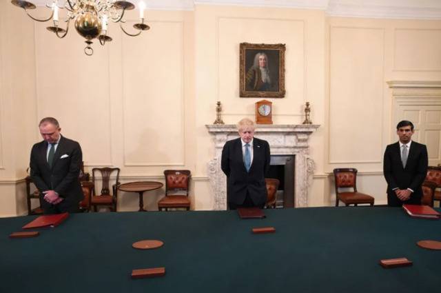 英国首相约翰逊参加默哀仪式。（图：太阳报）