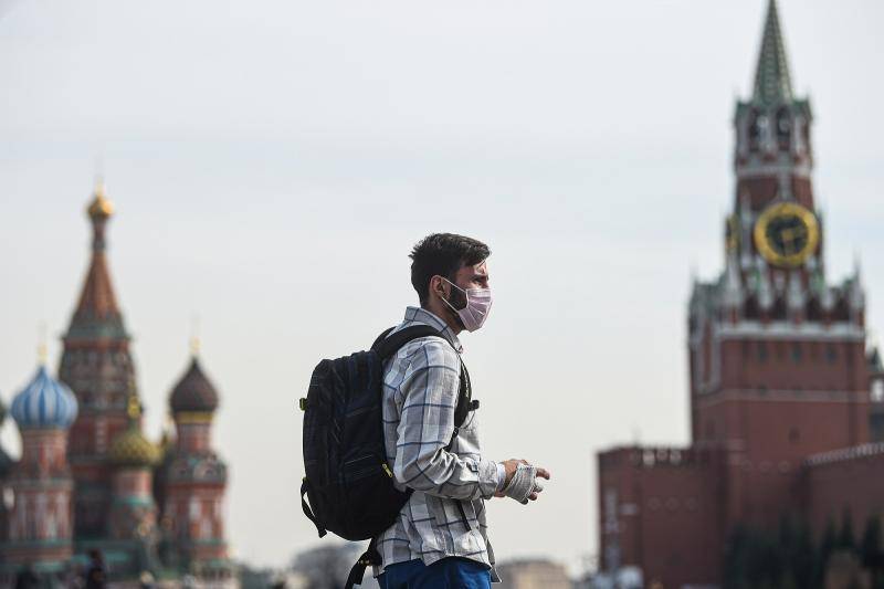  3月27日，一名男子戴口罩走过莫斯科红场。图自新华社。