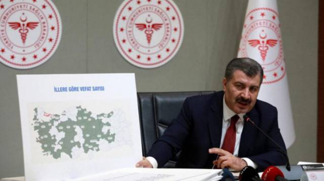 土耳其卫生部长向媒体展示各城市确诊病例分布图（图/Anadolu通讯社）