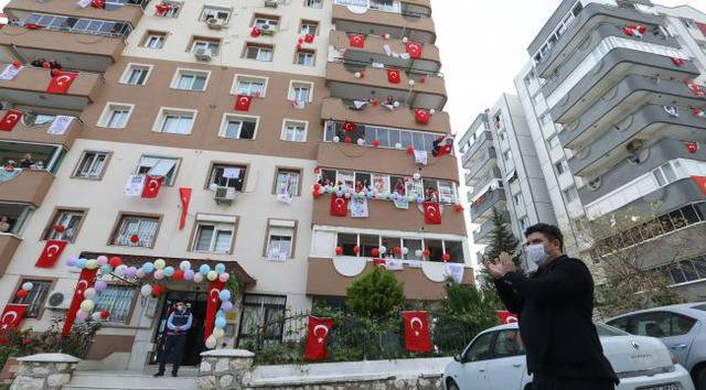 土耳其民众装扮阳台庆祝主权日和儿童节（图/土媒）