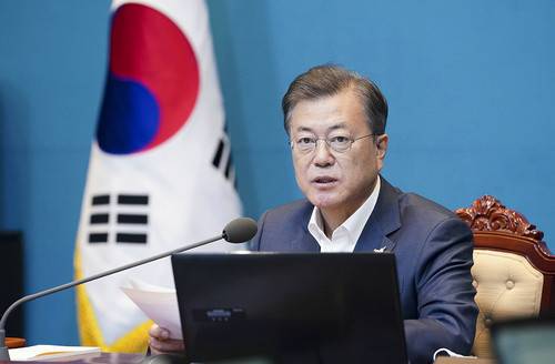 4月27日，韩国总统文在寅在首尔青瓦台主持会议。新华社发