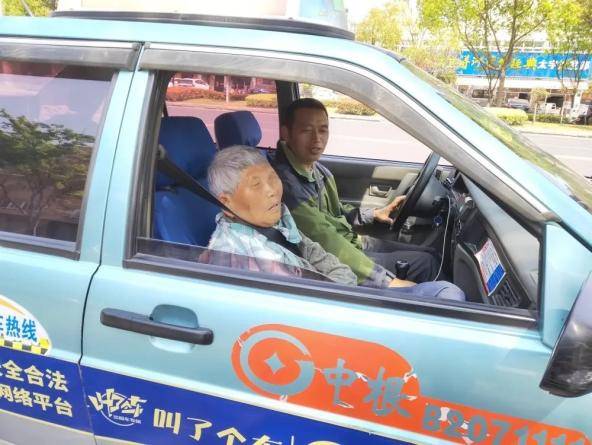 “的哥”抱着80岁母亲跑出租:你养我长大 我陪你变老