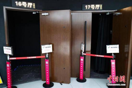 资料图：位于北京市朝阳区望京地区的一家电影院仍处于闭门歇业状态。中新社记者侯宇摄