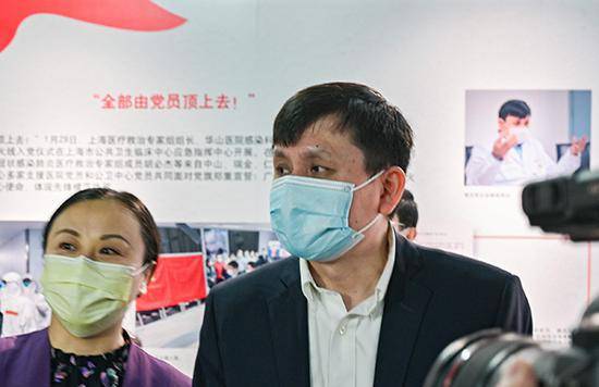 张文宏参加上海市职工抗疫主题图片展