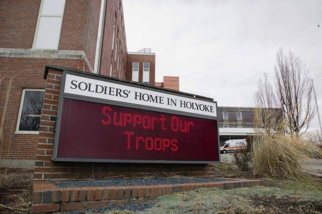疗养院外的电子展板上，写着“支持我们的军队”。（美联社）