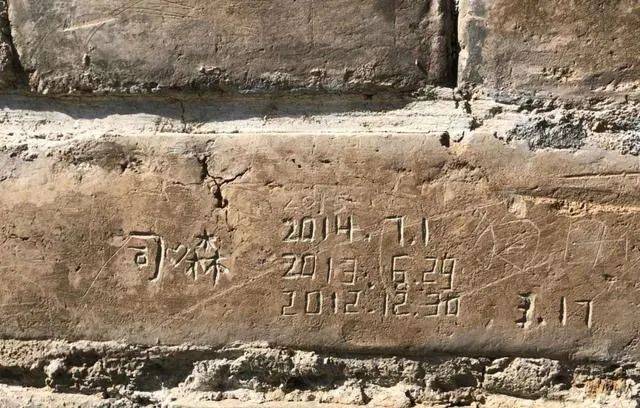 天坛600岁老墙被同一游客连刻3年，网友气炸：心不会痛吗?