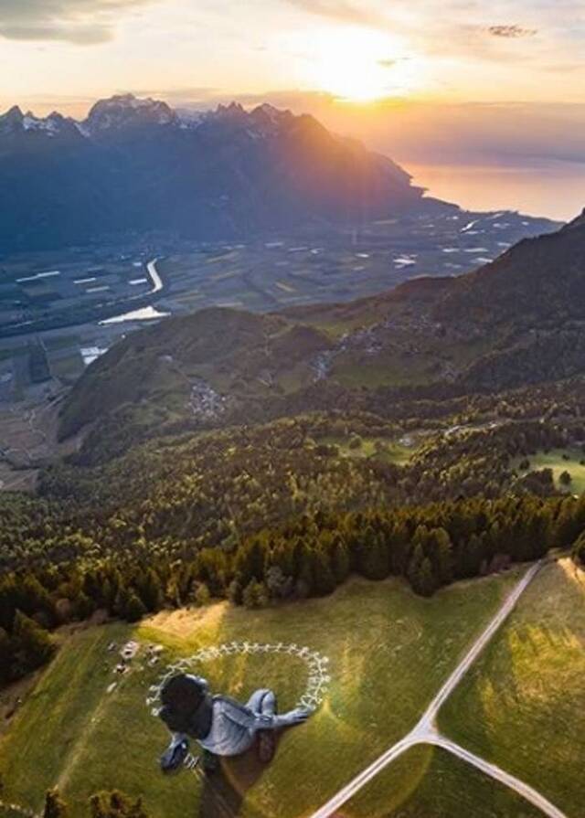 法国艺术家塞Saype在瑞士阿尔卑斯山度假胜地莱西恩完成巨型地画向世界传递希望