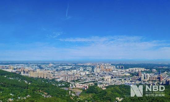从龙泉山俯瞰成都（图片来源：每经记者张建摄，资料图）
