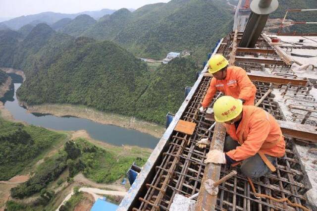 近日，由中铁广州局承建的贵州遵余高速湘江大桥工程在做好疫情防控的同时，全力恢复生产建设。新华社记者刘续摄