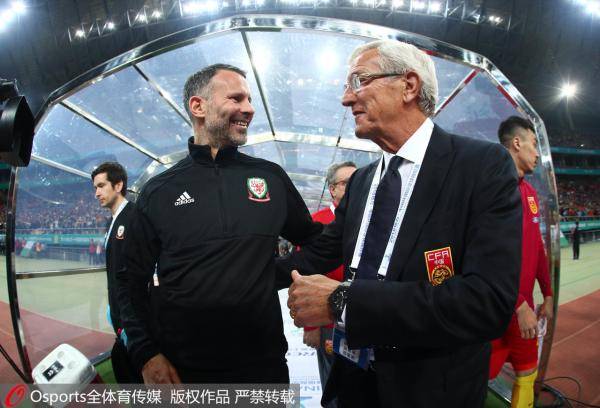 中国杯赛事，执教威尔士的吉格斯和时任国足主帅里皮致意。