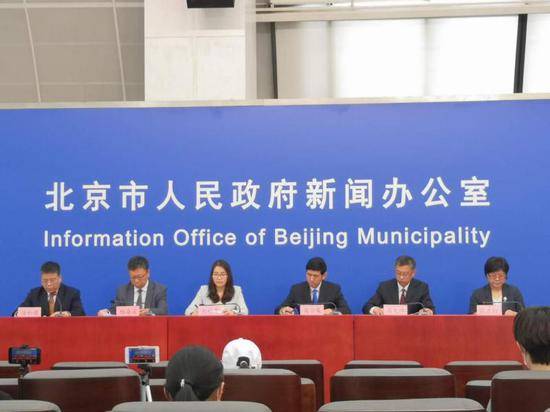 北京连续14天无本地报告新增确诊病例 新闻发布会与会官员首次不戴口罩