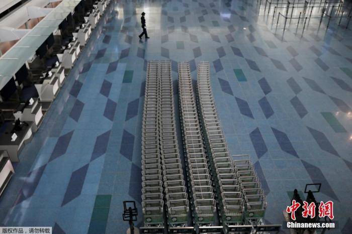 资料图：当地时间4月29日，日本东京羽田机场候机大厅几乎空无一人。