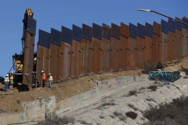 ▲资料图片：美国政府在美墨边境修建的隔离墙