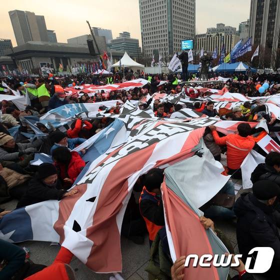 韩国民众抗议美方天价“保护费”，怒撕星条旗。（news 1）