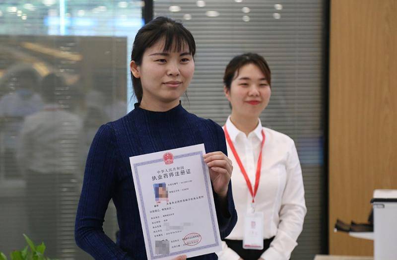 第一张证书发放！湖南省政务服务大厅宣告“启航”