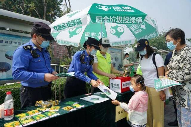 北京5月1日起实行垃圾分类 城管助力