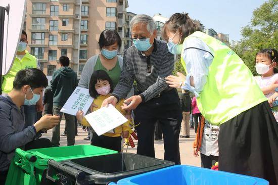4月29日，北京市东城区举办新版《北京市生活垃圾管理条例》宣传启动仪式，新版《条例》将从5月1日起正式实施。中新社发郭俊锋摄