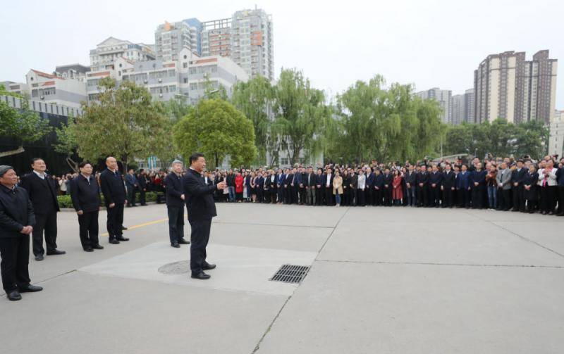 4月22日，习近平在西安交通大学考察。新华社记者鞠鹏摄