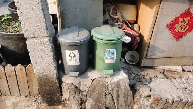 这条胡同挨家挨户发了分类垃圾桶，居民用法却令人迷惑