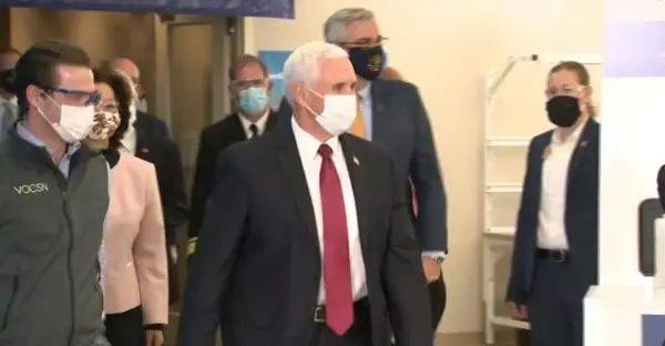 4月30日，美国副总统彭斯第一次戴口罩公开亮相。视频截图