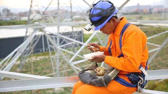 一餐饭丨百米高空 守护万家灯火