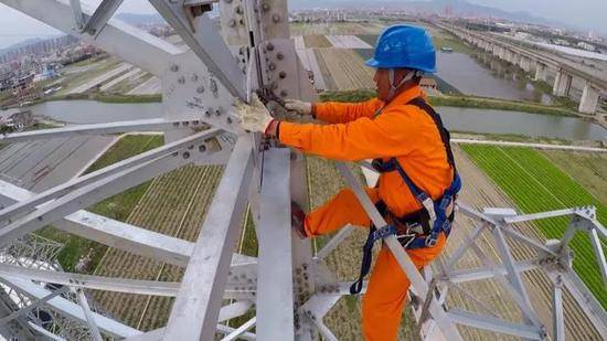 一餐饭丨百米高空 守护万家灯火