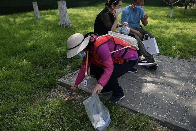 37℃！志愿者公园中捡垃圾 劝导不戴口罩聚集游客