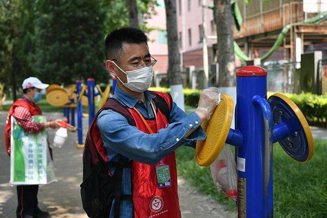 37℃！志愿者公园中捡垃圾 劝导不戴口罩聚集游客