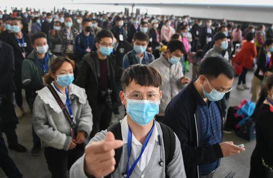 3月19日，务工人员陈安心（前）准备上车。当日，551名湖北荆州务工人员搭乘G4368专列抵达广州，返岗就业。新华社记者程敏摄