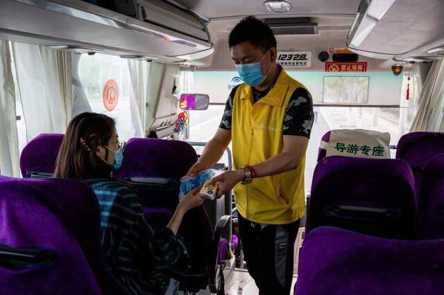 探访五一北京组团游：旅行社发放健康包，游客要有健康宝