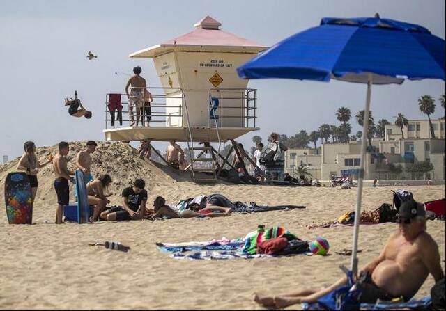 美国加州橙县反对州长强制性关闭海滩的决定