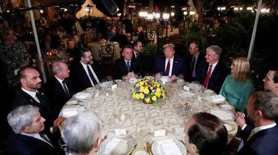 ·特朗普在海湖庄园招待巴西总统博索纳罗一行，最终，聚餐的桌子上5人被确诊。