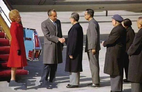 周恩来（左三）与尼克松（左二）握手，左四为冀朝铸