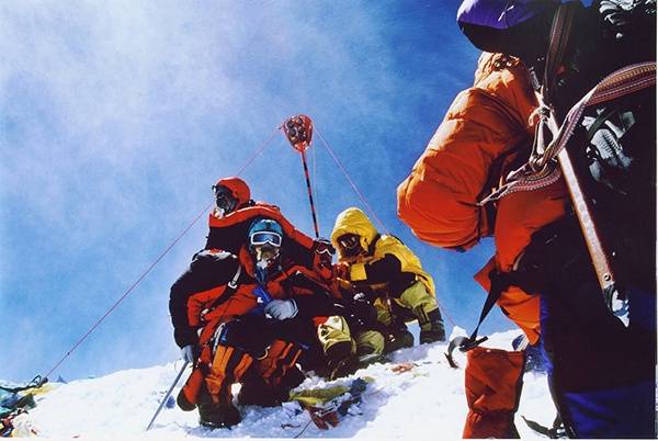 2005年珠峰复测，登山队员成功将红色觇标竖立在峰顶。