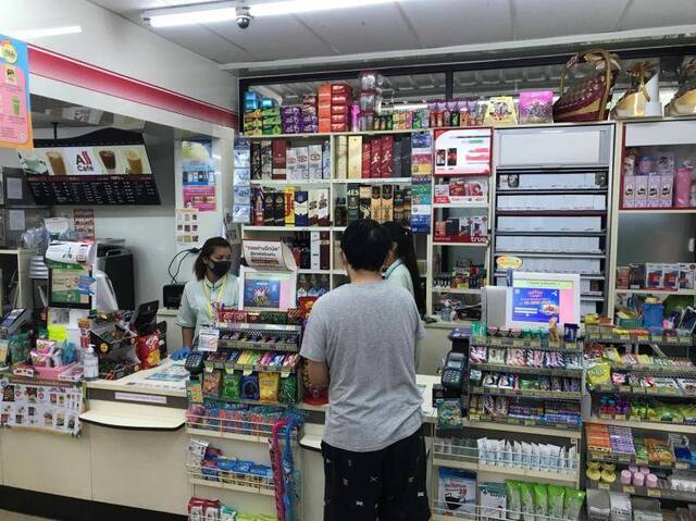 △泰国民众在便利店可买到酒精类饮品