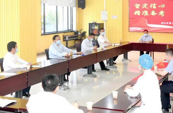 王忠林与武汉二中高三年级教师代表、校医、后勤管理人员等座谈。长江日报记者周超摄
