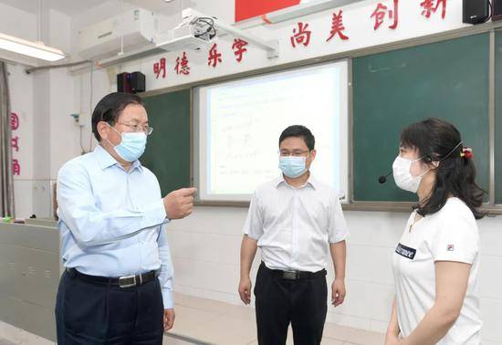 走进七一中学教室，王忠林现场观摩教学演练。长江日报记者周超摄