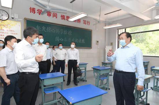 在武汉二中，王忠林检查复课教学准备情况。长江日报记者周超摄