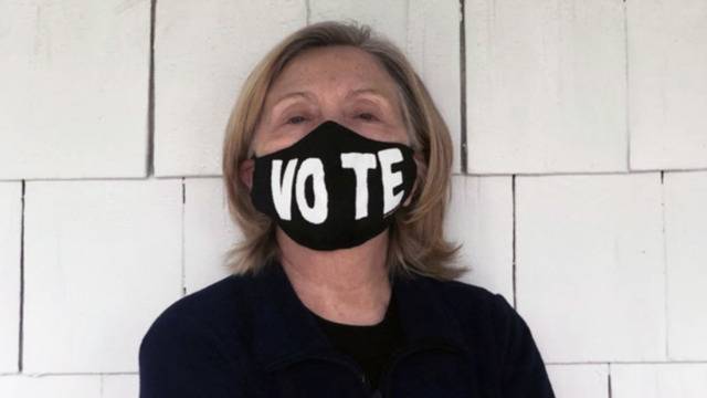 希拉里的口罩上写有“投票”字样图自：社交媒体下同