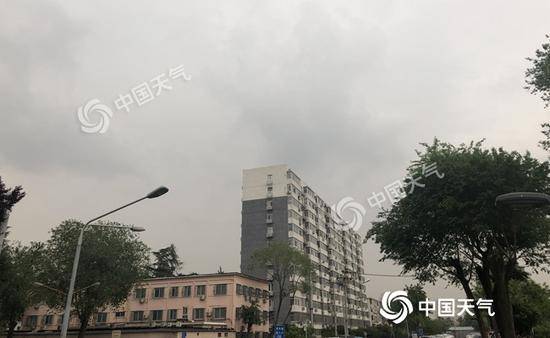 今晨，北京天空阴沉，部分地区出现降雨。（图/江漪）