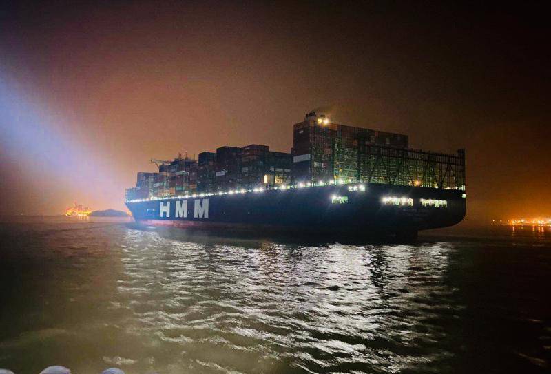 世界“船王”来了！全球最大集装箱班轮靠泊上海洋山港