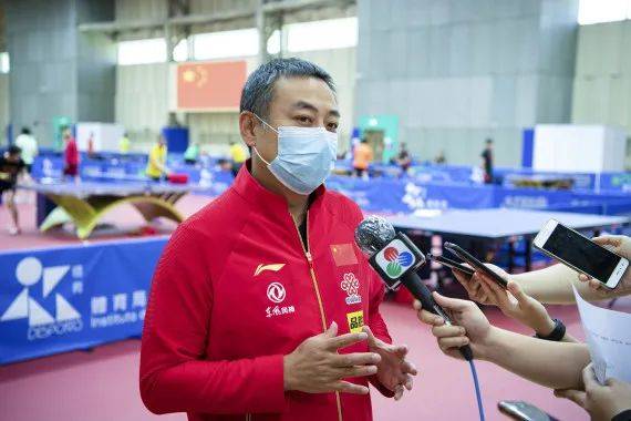 中国乒乓球协会主席刘国梁接受媒体采访。新华社记者张金加摄