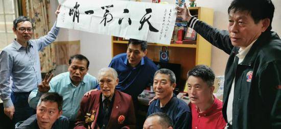  2019年，王长安老先生90岁生日前，弟子们登门贺寿。