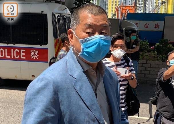 因涉嫌刑事恐吓及参与未经批准游行，黎智英5日下午到法院应讯