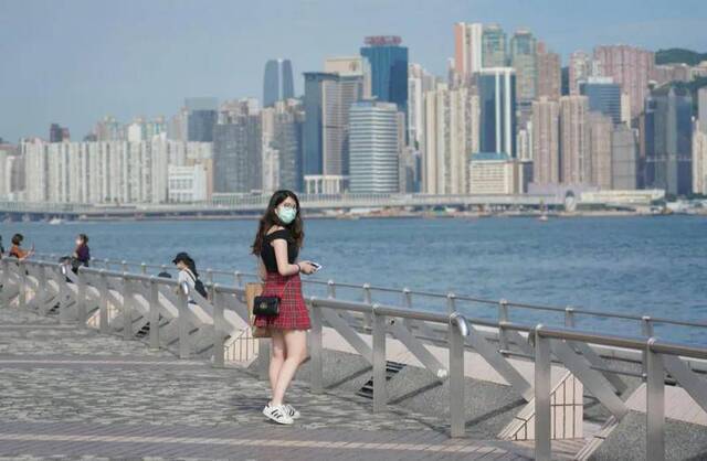 2020年5月1日，香港天气晴好，但尖沙咀文化中心海滨依旧人气不旺，而往年人头攒动的内地旅游团不见踪影（图片来源：张炜/中新社/人民视觉）