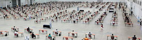 韩国大邱2日举行大规模室内考试。（韩联社）