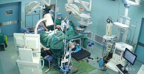 手术时意外摔断两根肋骨医生忍痛一个多小时完成手术