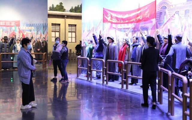 香山革命纪念馆内，观众戴口罩参观展览。香山革命纪念地供图
