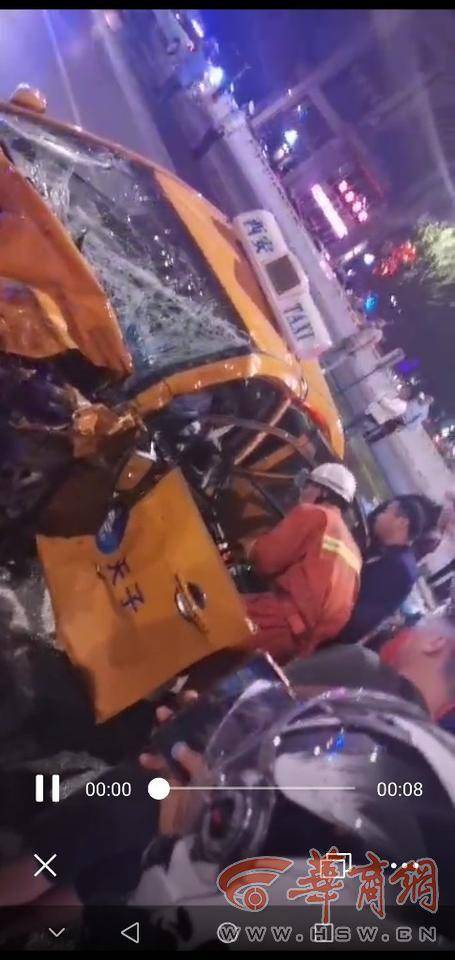 西安南门附近发生惨烈车祸肇事男子疑酒驾逆行撞上出租车