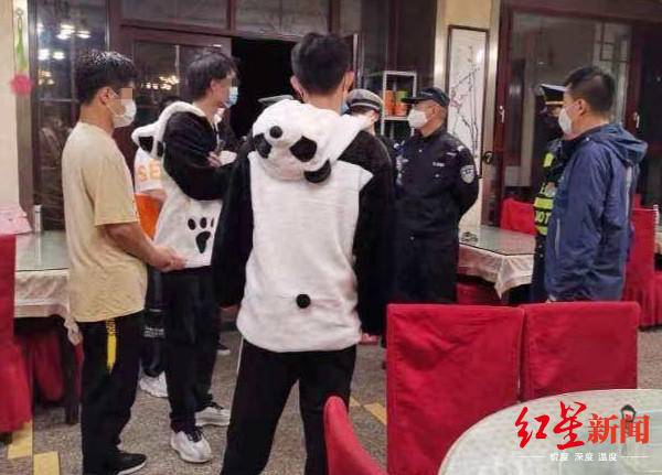 救援人员将游客带到酒店办理入住